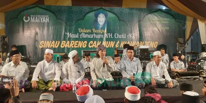 Cak Nun didampingi Muzammil, KH. Abdul Kadir, KH. Mondir, Kapolres Bangkalan AKBP Boby P. Tambunan, S.I.K, dalam Haul KH. Cholil AG ke-25 di PP. Ibnu Cholil Jl. Halim Perdana Kusuma Bangkalan, Minggu (31/03/2019).