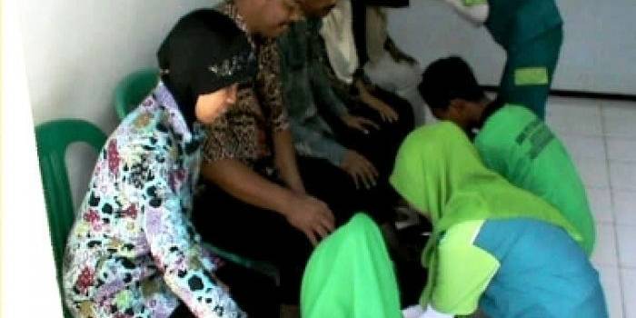 ?Siswa membasuh kaki para gurunya, sebagai pertanda rasa syukur atas keikhlasan guru mengajar. Foto:yogik mz/BANGSAONLINE