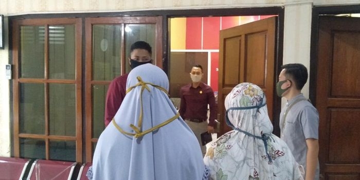 Didampingi kuasa hukumnya, sejumlah warga mendatangi Mapolres Tuban guna melaporkan dugaan penyelewengan bantuan sosial. 