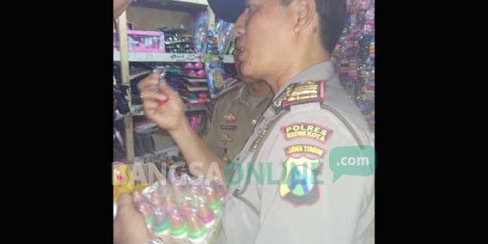 Petugas dari Dinas Perindustrian dan perdagangan Kota Kediri saat memeriksa permen dot yang diduga mengandung narkoba. foto: ARIF K/ BANGSAONLINE
