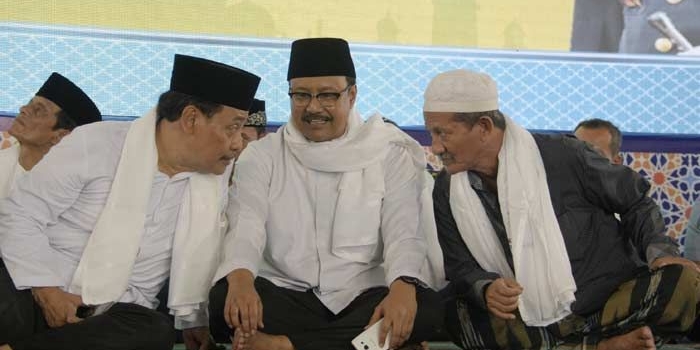 Gus Ipul saat diapit Kiai Mut (kiri) dan Gus Ali saat pembukaan Lomba Dai-Daiyah di Masjid Al Akbar Surabaya,  Selasa (17/10) pagi.