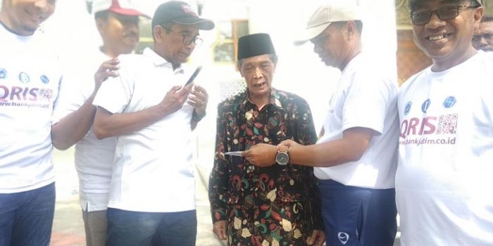 KH. Abdul Azis Khoiri saat memberikan ijazah penangkal virus corona kepada pejabat Lamongan. foto: NUR QOMAR/ BANGSAONLINE