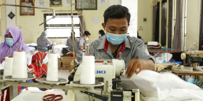 Pekerja UMKM Ramli Collection sedang melakukan proses produksi baju koko. foto: ist.
