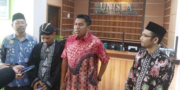 Kapolres Lamongan AKBP Feby Hutagalung(baju merah) memberikan keterangan. foto: NUR QOMAR/ BANGSAONLINE