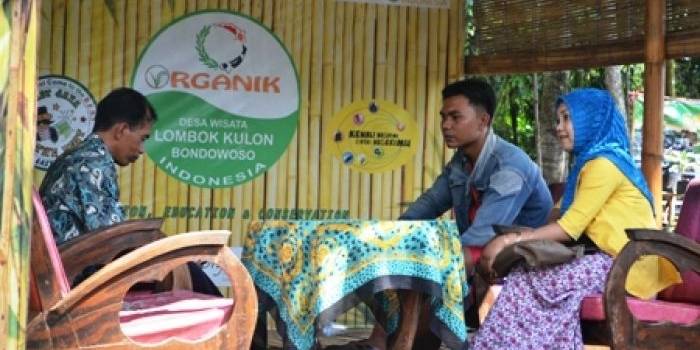 Ketua Lembaga LaDewi, Baidhawi berbincang-bincang dengan pengunjung Desa Wisata. Foto: yogik mz/BANGSAONLINE