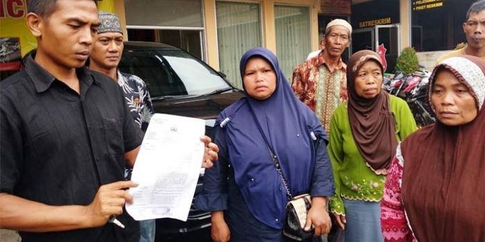 Para orang tua tersangka yang memberikan ketarangan kepada awak media usai melapor ke Polres Jember.