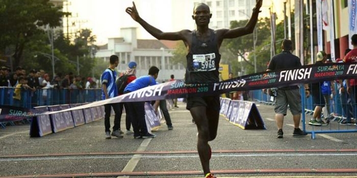 Lel Kipchirchir asal Kenya saat memasuki garis finish. 