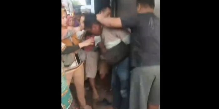 hendak-gondol-motor-orang-pria-di-pasar-wonorejo-pasuruan-jadi-bulan-bulanan-warga