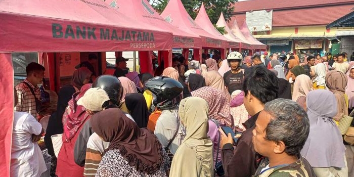 Suasana Pasar Brangkal Mojokerto yang saat operasi pasar murah. Foto: Aris.