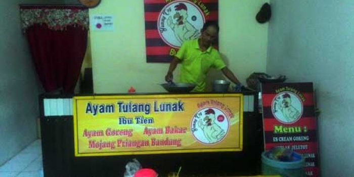 Bambang saat menyiapkan pesanan. foto: retno aw/BANGSAONLINE