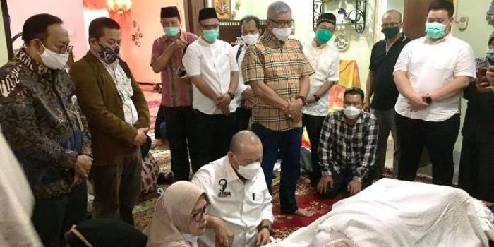 LaNyalla memberi penghorrmatan terakhir sebelum jenazah ibundanya dimakamkan usai salat Jumat di TPU Ngagel Surabaya. 