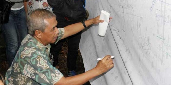Mantan Komisioner KPK, Busyro Muqoddas penggagas gerakan Jogja Independent menandatangani deklarasi JOINT beberapa waktu lalu.