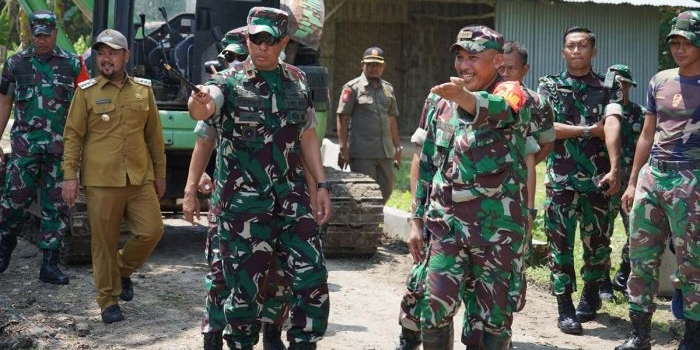 Danrem 084/BJ, Brigjen TNI Terry Tresna Purnama, saat meninjau sasaran fisik TMMD Ke-115 di Gresik.