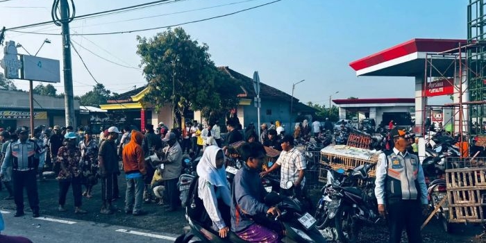 Kemacetan arus lalulintas di Pasar Patemon Kecamatan Tanah Merah, Kabupaten Bangkalan yang disebabkan aktivitas pasar unggas yang meluber hingga ke bahu jalan