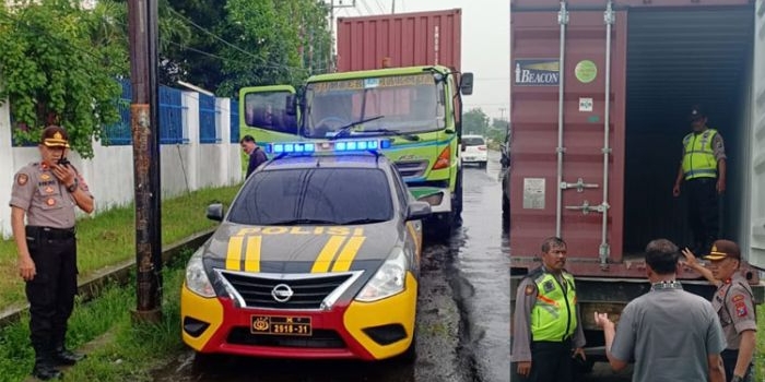 Polisi memeriksa truk kontainer yang sempat dibawa kabur sopirnya.