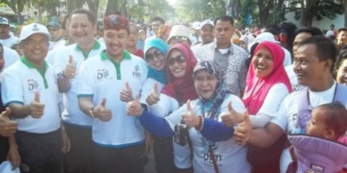 FOTO YUK - Disela jalan bersama para peserta berebut meminta foto dengan Menpora Imam Nahrawi. foto: Zainullah/BANGSAONLINE