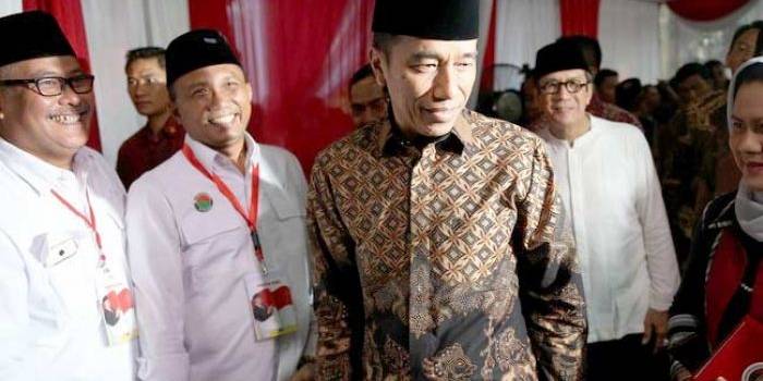 Presiden Joko Widodo bersama ibu negara Iriana saat hadir dalam Haul Ketiga Taufiq Kiemas, di kediaman Megawati Soekarnoputri, Jalan Teuku Umar, Menteng, Jakarta Pusat, Rabu (8/6) malam. foto: detik.com
