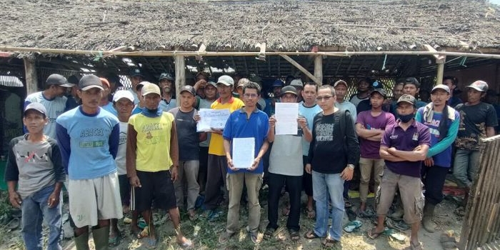 Deputy Internal DPP Gema Indonesia Edy Santoso (berkacamata) saat mendampingi warga Mangli. Foto: MUJI HARJITA/ BANGSAONLINE