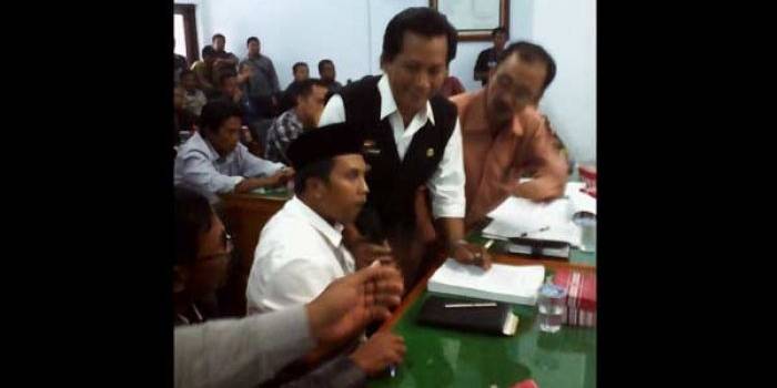 PROTES: Perwakilan kades saat memprotes rencana pengeprasan tanah bengkok, di gedung DPRD Trenggalek, Kamis (17/12). Foto: herman/ BANGSAONLINE