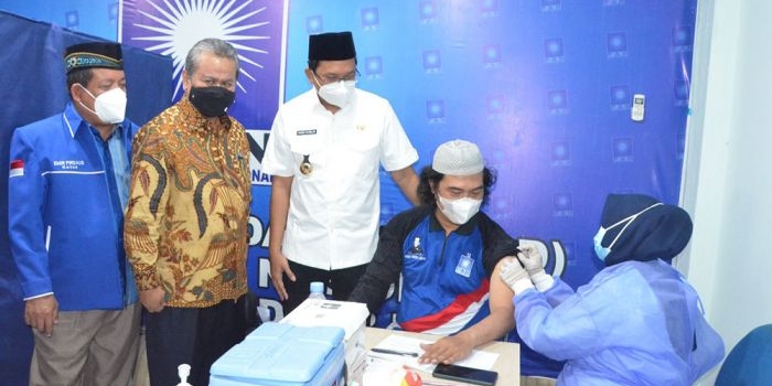 TINJAU VAKSINASI: Bupati Ahmad Muhdlor meninjau vaksinasi yang digelar DPD PAN Sidoarjo, Senin (13/9/2021). foto: Kominfo Sidoarjo.