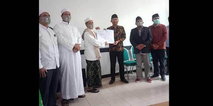 Ketua DPRD Kabupaten Pasuruan, HM Sudiono Fauzan menerima penyerahan maklumat dari Habib Nizar SBA didampingi Wakil Ketua DPRD Kabupaten Pasuruan, Andri dan Rusdi.