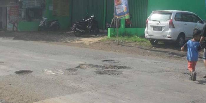 Salah satu kondisi jalan yang sudah banyak berlubang.