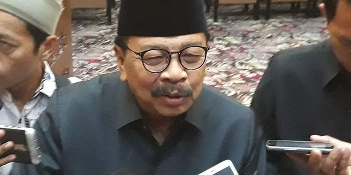 Dr. Soekarwo, Gubernur Jatim memberi keterangan kepada pers usai sidang paripurna. foto: DIDI ROSADI/ BANGSAONLINE