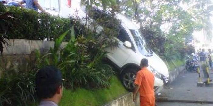 ?Posisi CRV yang nyungsep gara-gara salah injak pedal. Foto:rusmiyanto/BANGSAONLINE