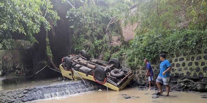 Kondisi truk sebelum dievakuasi petugas.