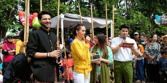 Mahhi Vij dan Mishal Raheja artis dari serial Nakusha saat menyapa para penggemar setianya di GOR Delta Sidoarjo, Minggu (5/2/2023)