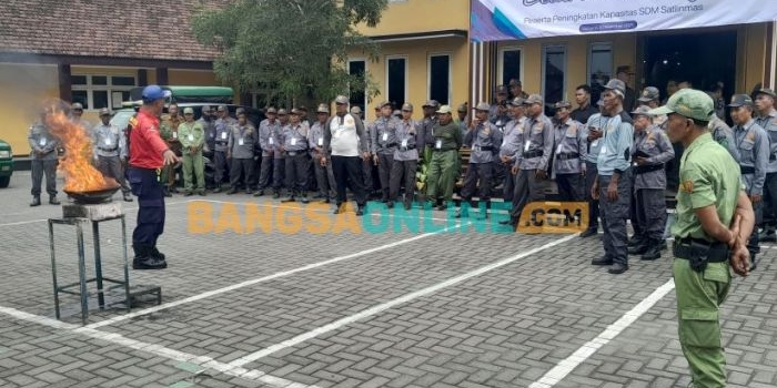satpol-pp-jatim-bekali-satlinmas-sidoarjo-untuk-tangani-kebakaran