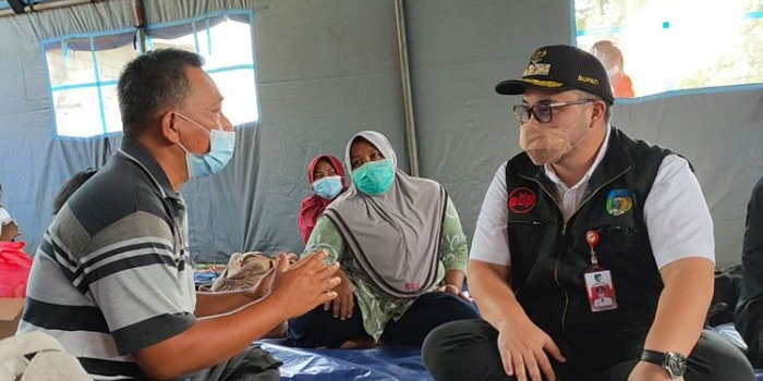 Bupati Kediri Hanindhito Himawan Pramana (kanan) yang hadir langsung dalam simulasi saat berbincang dengan salah seorang pengungsi. (foto: ist)