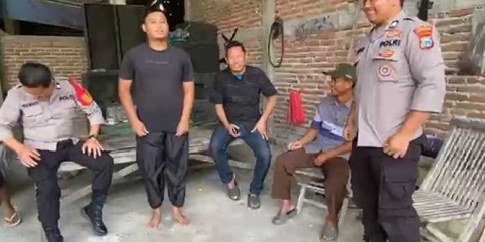 Pelaku penyebar foto hoaks soal penampakan pocong di Baureno Bojonegoro (dua dari kiri) saat klarifikasi dan permintaan maaf