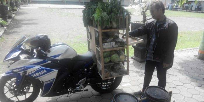 Penampakan sepeda motor berjenis sport Yamaha YZF R25 dipakai untuk berjualan sayur di Magelang, Jawa Tengah. foto: dream.co,id