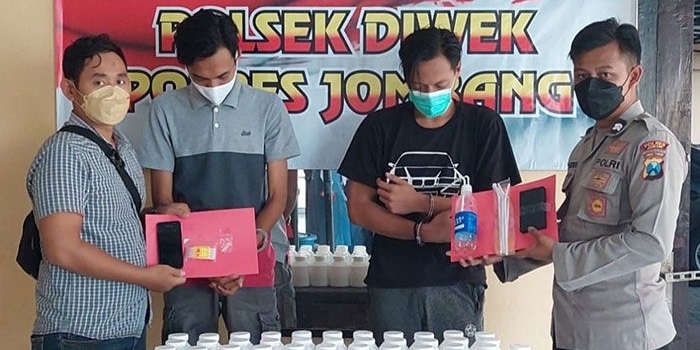 Tersangka dan barang bukti saat ditunjukkan di Mapolsek Diwek.