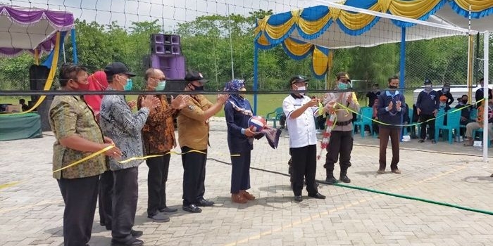 Kasi PSKBS Dinsos Jatim bersama Kepala Desa Solokuro saat meresmikan lapangan voli.