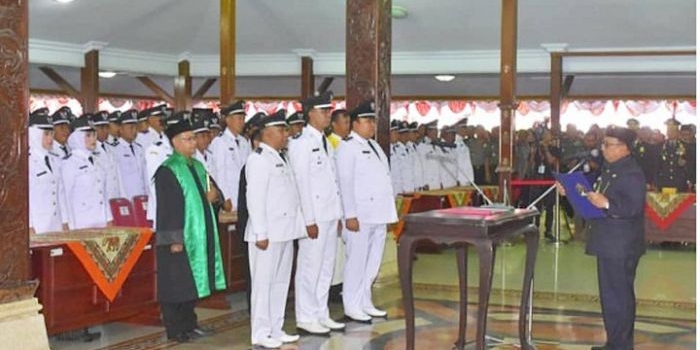 Bupati Blitar Rijanto saat memimpin pelantikan 167 kepala desa terpilih di Pendopo Ronggo Hadinegoro, Jumat (13/12/2019).