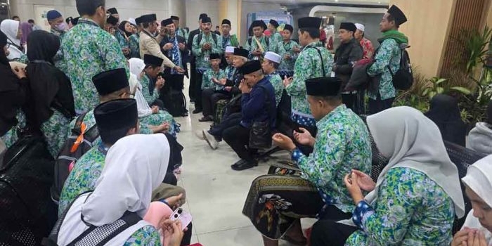 Prof Dr KH Asep Saifuddin Chalim, MA, memimpin doa di bandara Juanda sesaat menjelang bertolak ke tanah suci Makkah dan Madinah, Ahad (4/1/2025). Foto: Bangsaonline.