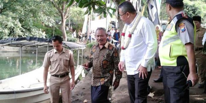 Menteri Desa, PDT dan Transmigrasi, Eko Putra Sandjaya, BSEE, MBAA saat berkunjung ke Hutan Bambu Boon Pring Andeman.