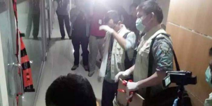 Penyidik KPK saat melakukan penggeledahan di DPRD DKI Jakarta