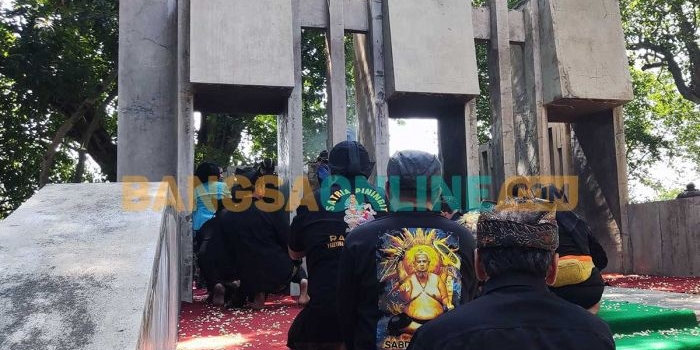 Salah satu prosesi ritual di Petilasan Sri Aji Jayabaya, Kediri. Foto: MUJI HARJITA/BANGSAONLINE