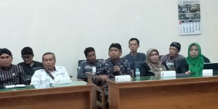  Rapat Dengar Pendapat Sekda Trenggalek beserta jajarannya dan warga serta komisi III DPRD Trenggalek di aula Gedung DPRD Trenggalek 
