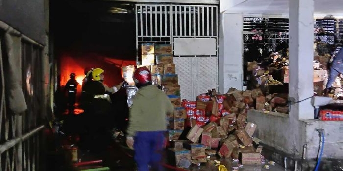 Petugas saat berusaha memadamkan api yang membakar gudang kertas di Jalan Dr. Sutomo, Kota Kediri. Foto: Ist
