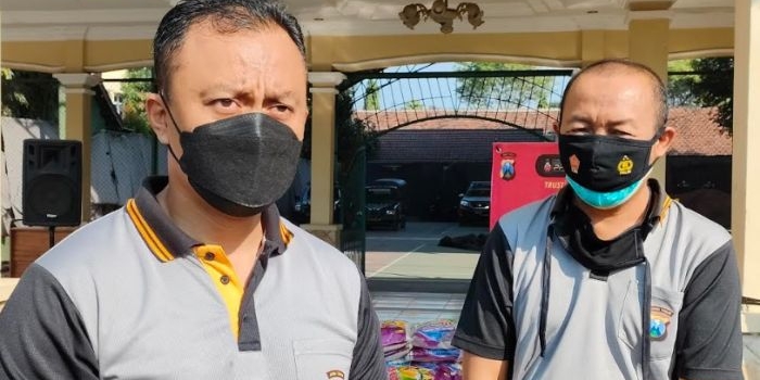 Kapolres Kediri AKBP Lukman Cahyono (kiri) didampingi Kasubbag Humas Polres Kediri AKP Ratmoko Budi saat memberi keterangan kepada wartawan. foto: Muji Harjita/ BANGSAONLINE.com