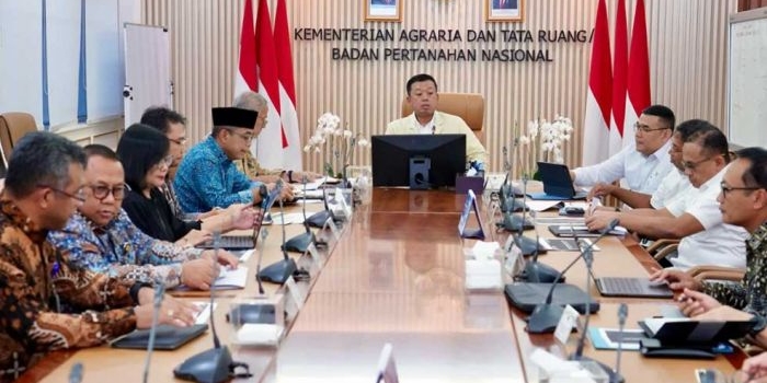 Menteri Nusron bersama jajaran saat rapat bersama perwakilan dari Kemenkeu di kantor Kementerian ATR/BPN. (Ist)
