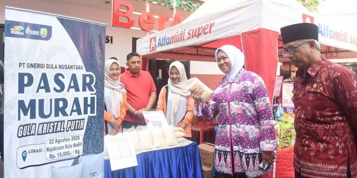tinjau-pasar-murah-hari-lahir-ke-80-kejaksaan-gus-qowim-harap-bisa-ringankan-beban-masyarakat