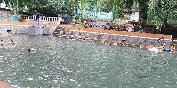 Hari libur, sendang di Wisata Bektiharjo sepi pengunjung, hanya beberapa orang saja yang tampak.