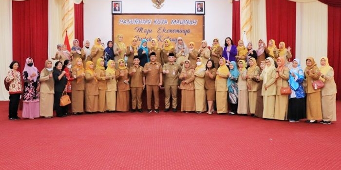 Pemkot Pasuruan foto bersama para kepala sekolah tingkat SD dan SMP negeri maupun swasta se-Kota Pasuruan sebagai wujud silatuhrahmi, berlokasi di Gedung Gradika, Selasa (20/9/2022).