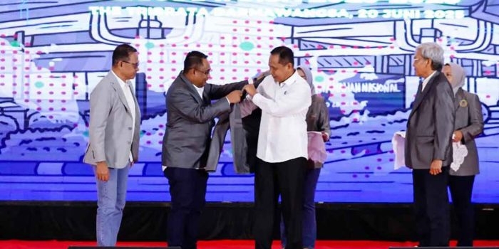 sekjen-kementerian-atrbpn-resmi-dikukuhkan-jadi-alumni-kehormatan-kapti-agraria