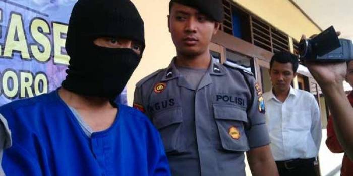Tersangka saat diamankan di Mapolres Bojonegoro. foto: eki nurhadi/BANGSAONLINE